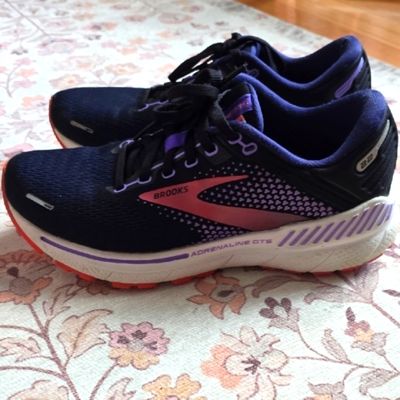 Brooks Shoes - Brooks Navy and Pink Size 8 GUC